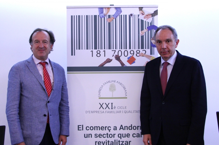 El secretari tècnic de l'EFA, Joan Tomàs, i el president de l'entitat, Francesc Mora, amb el cartell del 21è Cicle EFA que se celebra divendres.