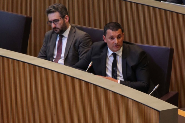 El ministre de Presidència, Economia i Empresa, Jordi Gallardo, durant la seva resposta.