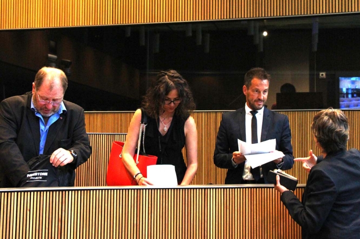 El president del grup parlamentari socialdemòcrata, Pere López, a la dreta, amb els seus companys de files.