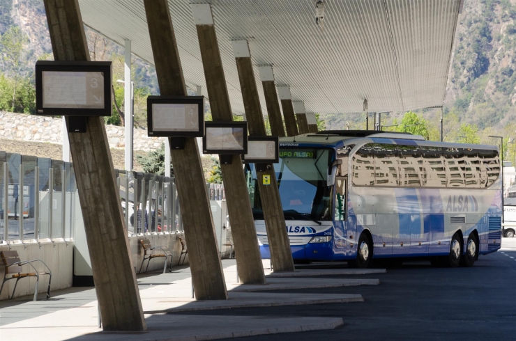Un autobús d'Alsa a l'Estació Nacional d'Autobusos.