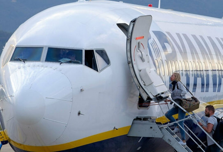 Un avió de la companyia irlandesa a l'aeroport de Girona.