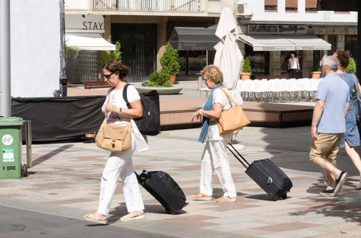 Turistes a la plaça Coprínceps d'Escaldes-Engordany en una imatge d'arxiu.
