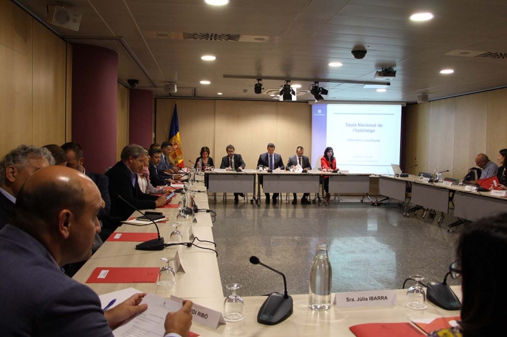 La ministra de Turisme, Verònica Canals; el de Finances, Eric Jover; el de Presidència, Economia i Empresa, Jordi Gallaro, i el d'Afers Socials, Habitatge i Joventut, Víctor Filloy, durant la taula d'habitatge.