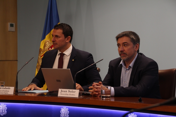 Jordi Gallardo, ministre de Presidència, Economia i Empresa, amb Jordi Soler, director del departament d'Estadística.