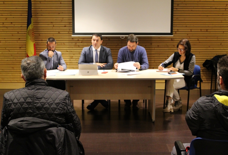 El ministre de Presidència, Economia i Empresa, Jordi Gallardo, i el conseller d'Administració, Reactivació Econòmica i Finances d'Encamp, Jordi Rogel, en la reunió amb els comerciants del Pas de la Casa.