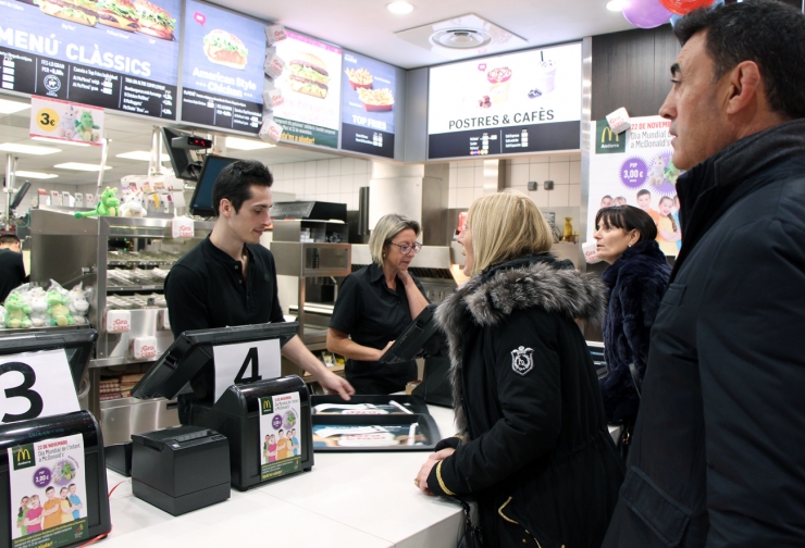 Els consellers de Demòcrates i de Ciutadans Compromesos se sumen a l'acció organitzada per McDonald's.