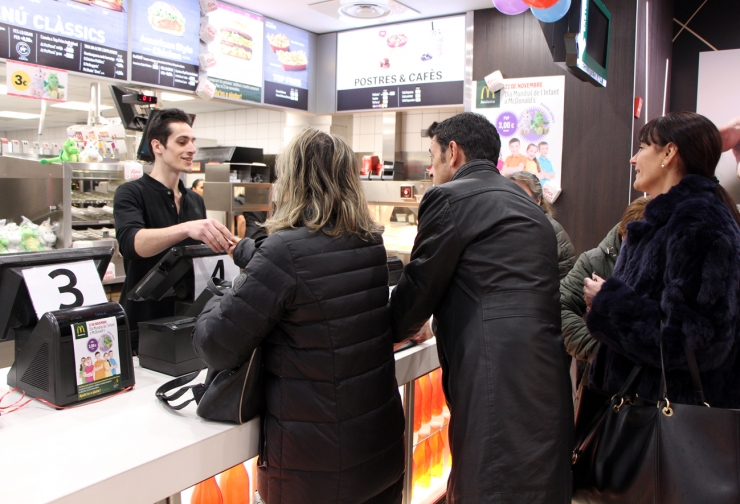 Els consellers de Demòcrates i el cònsol major d'Ordino, Josep Àngel Mortés, se sumen a l'acció organitzada per McDonald's.