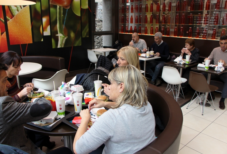 Alguns del membres del Consell General mengen el menú solidari de McDonald's.