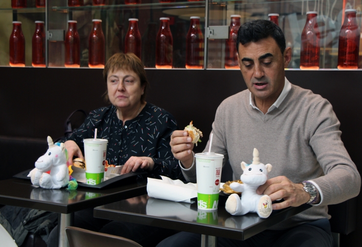 Els consellers Sílvia Ferrer i Raül Ferré mengen el menú solidari de McDonald's.