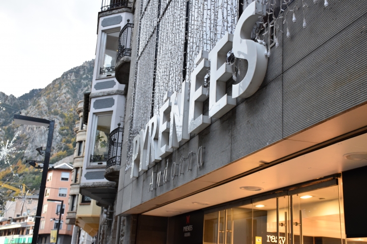 Entrada al centre comercial.