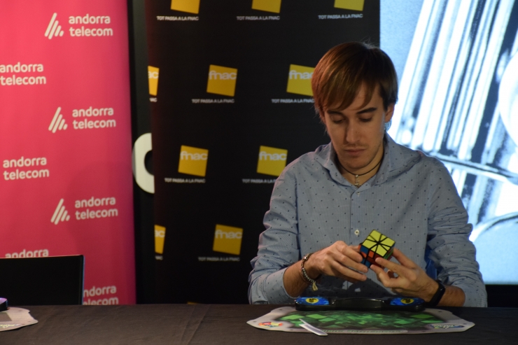 Hi han diferents modalitat de Cub de Rubik que fa que la dificultat encara sigui més elevada.