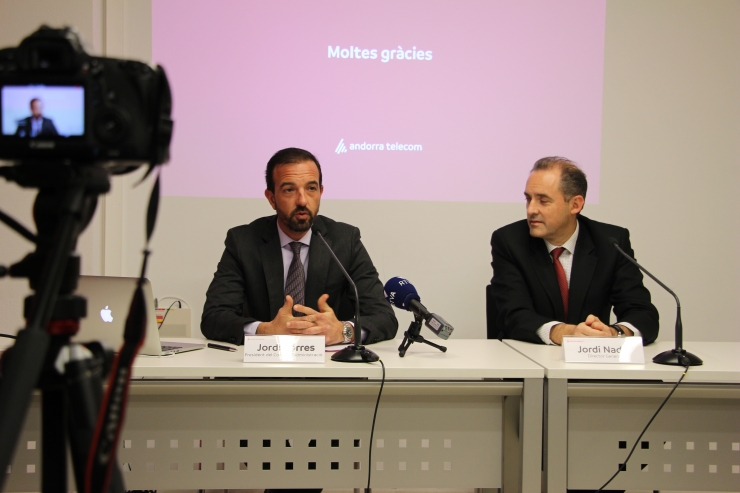 El ministre d'Ordenament Territorial, Jordi Torres, i el director general d'Andorra Telecom, Jordi Nadal, en la roda de premsa per anunciar la venda d'accions d'Avatel.