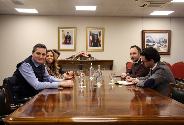 Els representants dels treballadors del Punt de Trobada junt amb el cap de Govern, Xavier Espot.