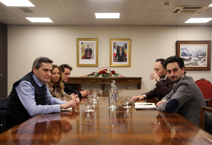 Els representants dels treballadors del Punt de Trobada junt amb el cap de Govern, Xavier Espot.