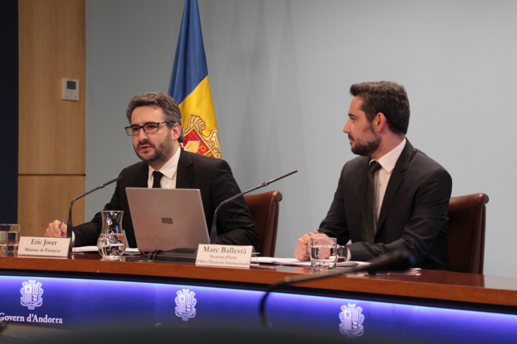 El ministre de Finances, Eric Jover, i el secretari d'Estat d'Afers Financers Internacionals, Marc Ballestà, durant la roda de premsa on s'ha comunicat la voluntat d'Andorra per formar part de l'adhesió al Fons Monetari Internacional (FMI).
