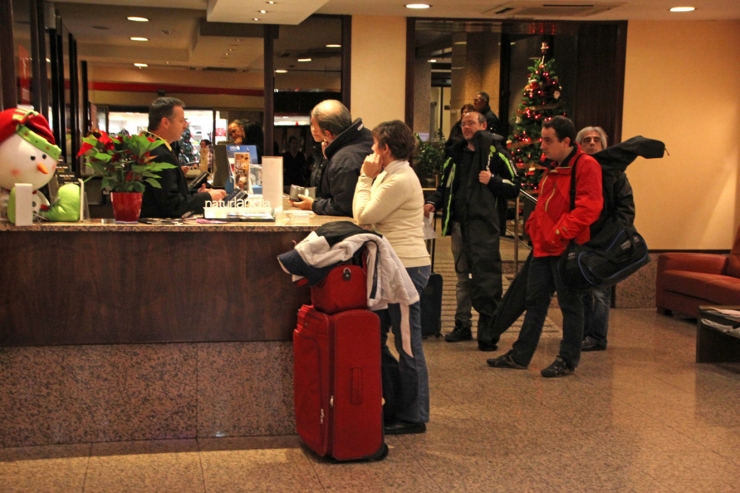 Turistes a la recepció d'un hotel.