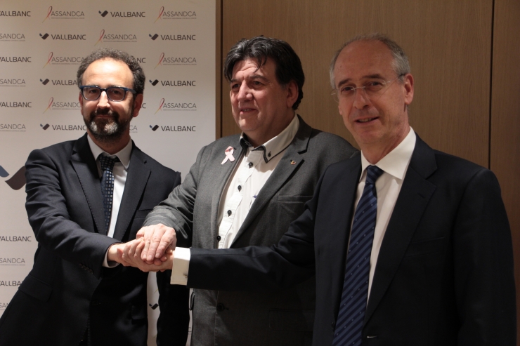 El conseller delegat i director general de l'entitat, José Luís Dorado; el director general de negocis de Vall Banc, Gerard Albà, i el president d'Assandca, Josep Saravia.