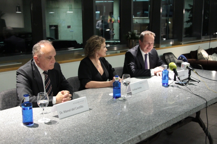 El director gerent de l'hospital Sant Joan de Déu, Manel del Castillo, l'artista Ainhoa Arteta i el director general d'Andbank, Ricard Tubau, durant la roda de premsa de presentació de la gala benèfica.