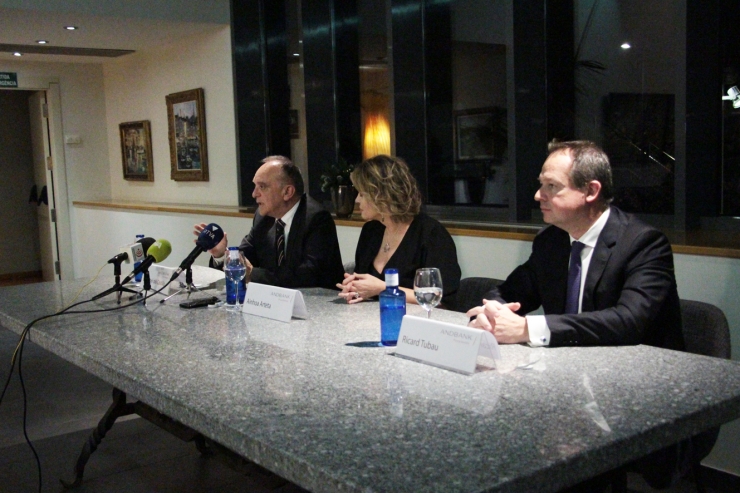 El director gerent de l'hospital Sant Joan de Déu, Manel del Castillo, l'artista Ainhoa Arteta i el director general d'Andbank, Ricard Tubau, durant la roda de premsa de presentació de la gala benèfica.