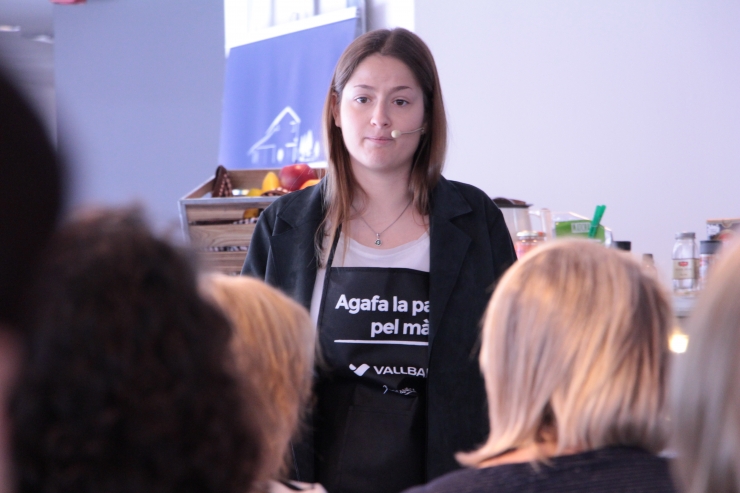 Lorena Palacios adreçant-se al públic assistent.