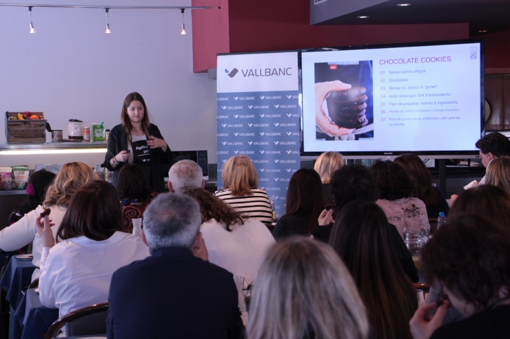 Lorena Palacios, durant el taller de pòstres.