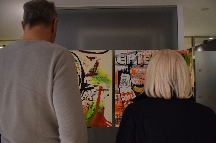 Visitants contemplen algunes de les obres exposades a 'The Art One'.