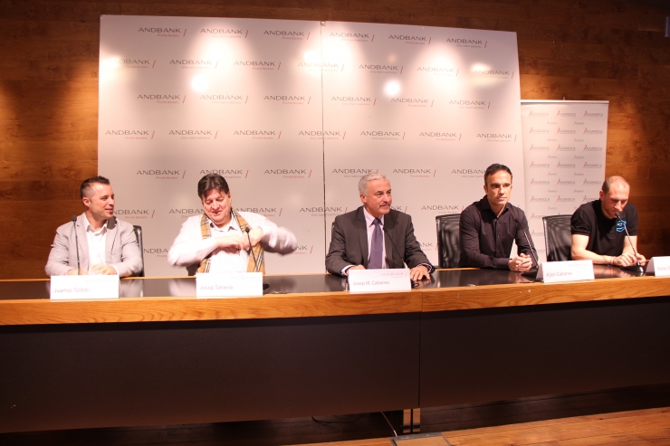 Juampi Gobbi, entrenador de ciclisme 'indoor'; Josep Saravia, president d'Assandca; Josep Maria Cabanes, sorts-director general banca país Andbank; Alain Cabanes, conseller del comú d’Andorra la Vella, i Víctor Dominguez, entrenador d''spinning'.