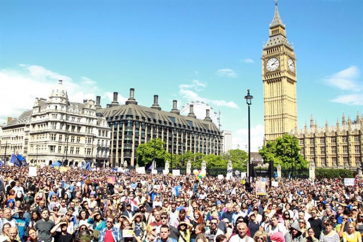 Milers de persones davant del parlament britànic.