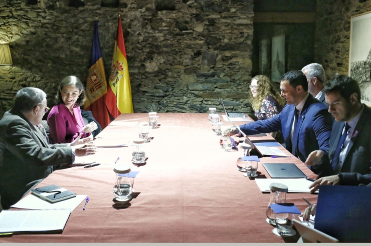 Un moment de la trobada entre el ministre de Presidència, Economia i Empresa, Jordi Gallardo, amb la titular d’Indústria, Comerç i Turisme d’Espanya, Reyes Maroto.