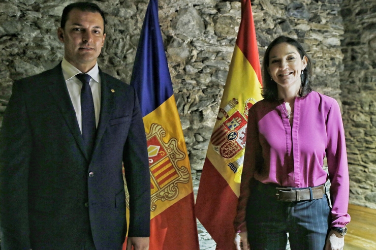 El ministre de Presidència, Economia i Empresa, Jordi Gallardo, amb la titular d’Indústria, Comerç i Turisme d’Espanya, Reyes Maroto.