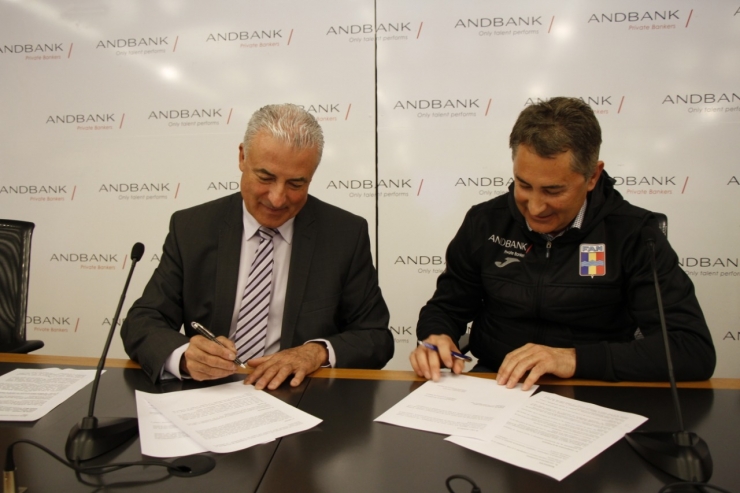 La signatura de la renovació del conveni entre Andbank i la FAN rubricat pel subdirector general de banca país d'Andbank, Josep Maria Cabanes, i el vicepresident de la Federació Andorrana de Natació, Joan Clotet.