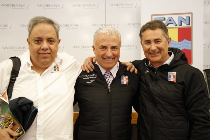 El seleccionador de natació, Xavier Torrallardona; el subdirector general de banca país, Josep Maria Cabanes, i el vicepresident de la FAN, Joan Clotet.