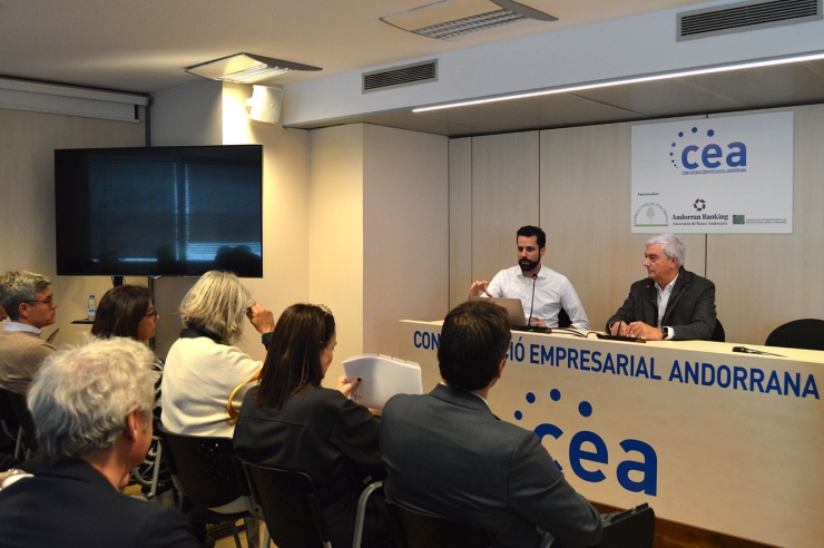 El gerent i el president de la CEA, Iago Andreu i Gerard Cadena, durant la trobada amb els empresaris.