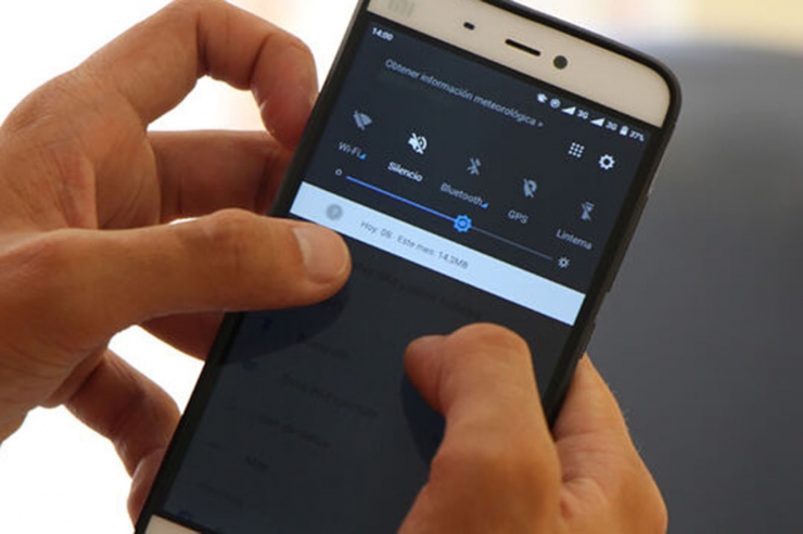 Un usuari observa el seu telèfon mòbil, en una imatge d'arxiu.