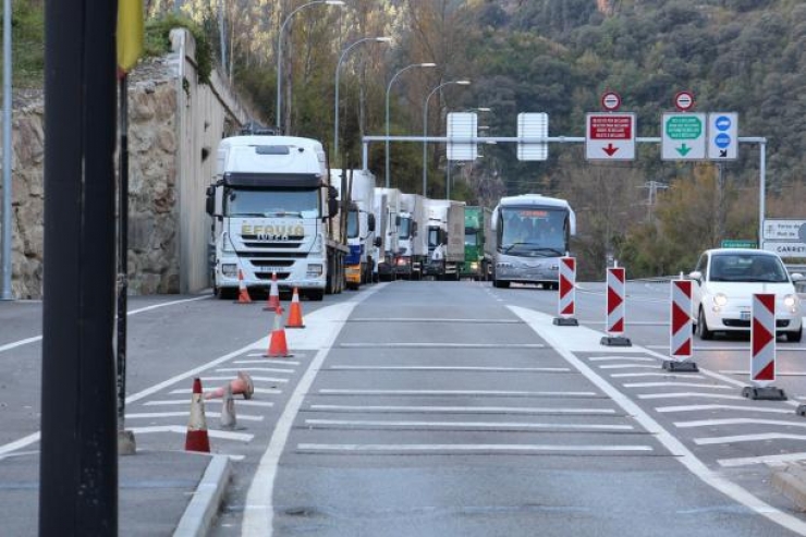 Camions a la frontera del riu Runer.
