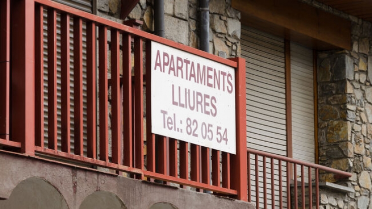Un cartell anunciant el lloguer d'apartaments.