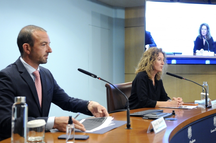 Els ministres d'Ordenament Territorial, Jordi Torres, i de Medi Ambient,  Agricultura i Sostenibilitat, Sílvia Calvó, i presidents,  respectivament, d'Andorra Telecom i FEDA, durant la roda de premsa.