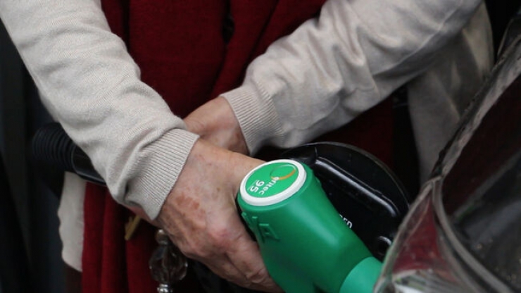 Una persona posa benzina, en una imatge d'arxiu.