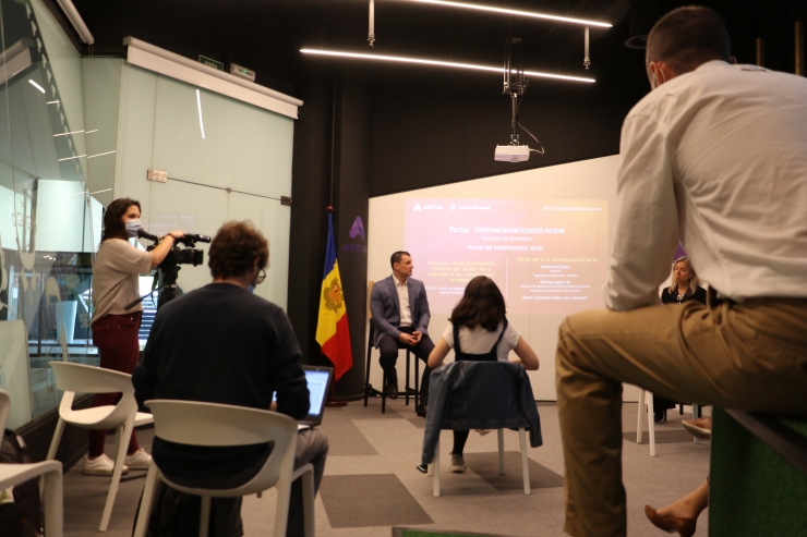 Gallardo, envoltat dels periodistes assistents.
