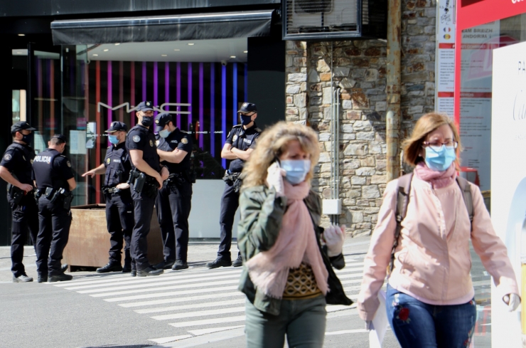 Ampli desplegament policial en el primer dia d'obertura de comerços.