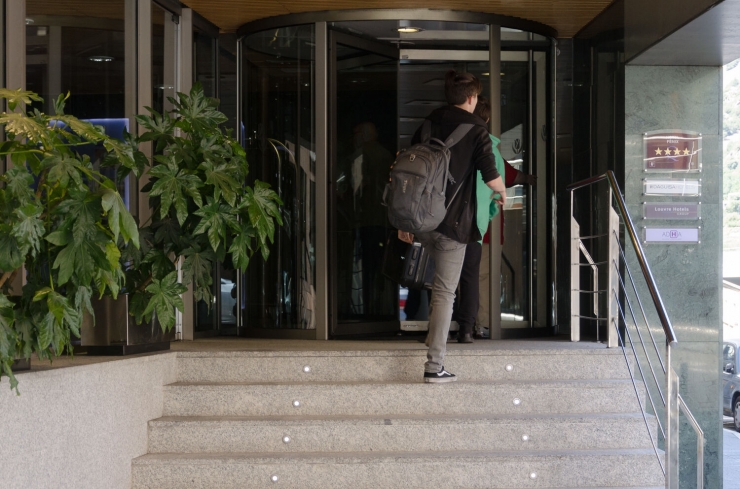 Un turista entra en un hotel.
 