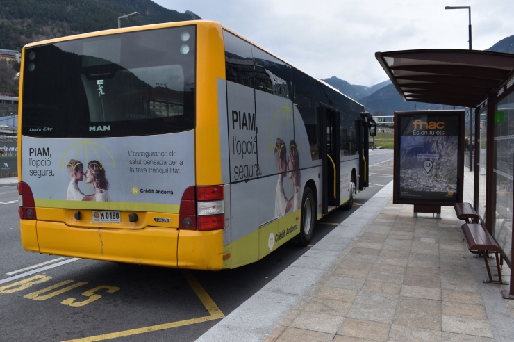 Un autobús espera els passatgers per poder començar el recorregut a la parada de l'estació nacional.