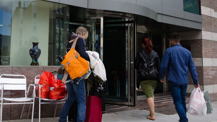 Tres turistes es disposen a entrar a un hotel d'Andorra.