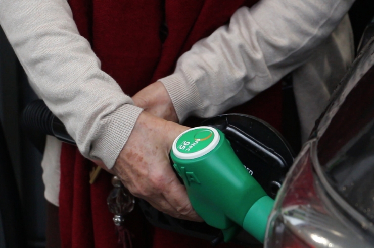 Una persona posa carburant al seu vehicle.
