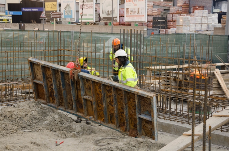 Treballadors de la construcció a unes obres a Santa Coloma.