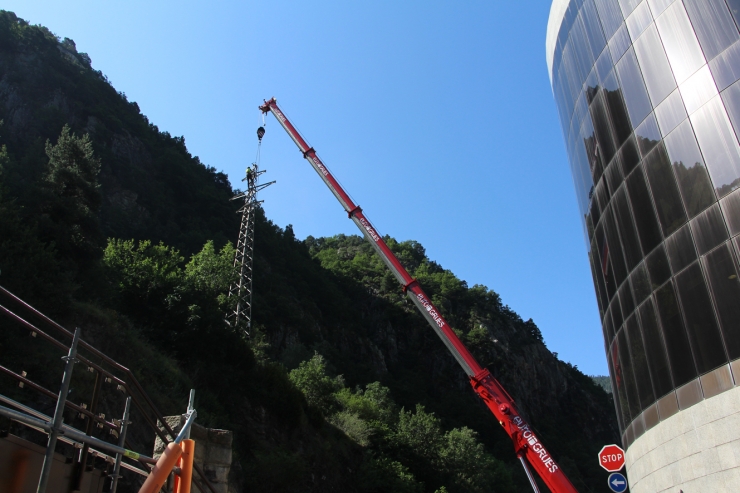 Els tècnics treballen en la retirada d'una torre de mitja tensió.