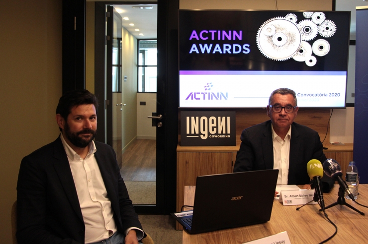 El president d'Actinn, Albert Moles, i el clúster manager d'Actinn, Ivan Mora, durant la presentació del premi.