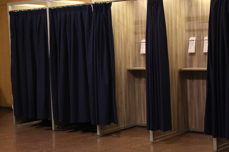 Cabines de votacions en les darreres eleccions comunals.