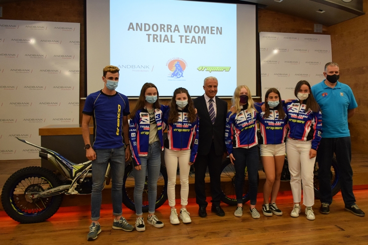 L'entrenador de l'Andorra Women Trial, Oriol Pi; el subdirector general banca país d'Andbank, Josep Maria Cabanes; el secretari del Moto Club Pirineu, Josep Puntí, i les integrants de l'equip: Maria Font, Alèxia Lladó, Lola Gabriel, Aitana Núñez i Laia Pi.