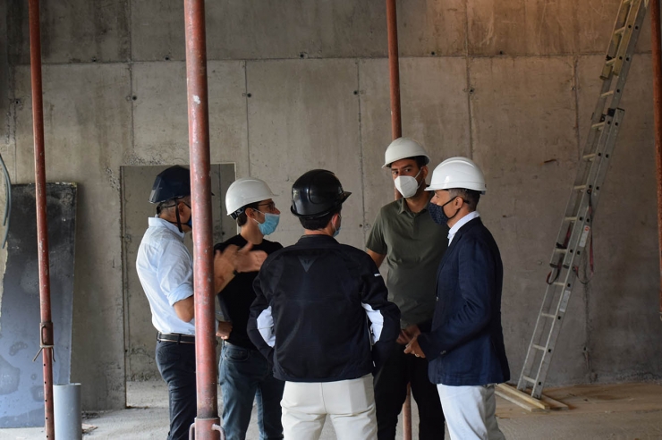 Els responsables de la construcció de la casa passiva i els de Medi Ambient conversen durant la visita a les obres.